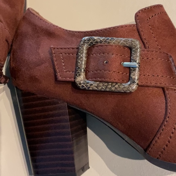 A2 Aerosoles Suede Wallflower Shooties . - Picture 7 of 8